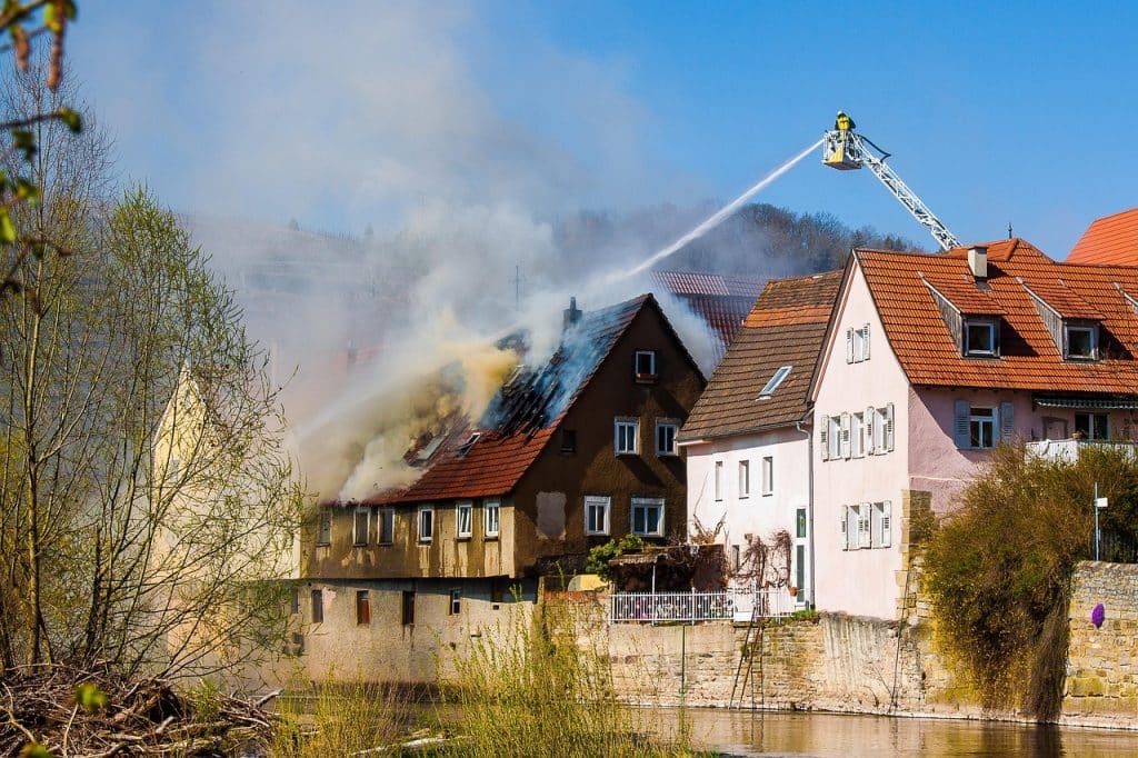 Wohnungsbrand in der Mietwohnungen: Rechte, Pflichten und Versicherungsfragen umfassend erklärt 1 Wohnungsbrand in der Mietwohnungen - Rechte, Pflichten und Versicherungsfragen umfassend erklärt