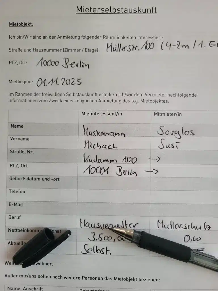 Eine Mieterselbstauskunft ist teilweise in deutscher Sprache ausgefüllt und enthält handschriftliche Angaben wie Namen, Adressen und Berufe. Zwei Stifte - ein schwarzer und ein silberner - liegen auf dem Mieterselbstauskunftsdokument.